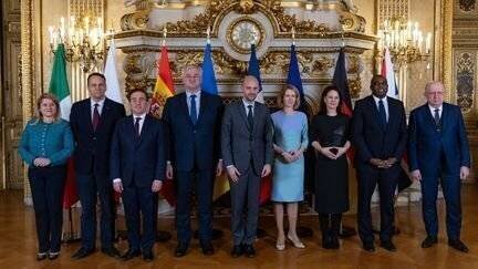 Des représentants de plusieurs pays réunis à Paris autour du ministre des Affaires étrangères Jean-Noël Barrot, le 12 février 2025. (CHRISTOPHE PETIT TESSON / AFP)