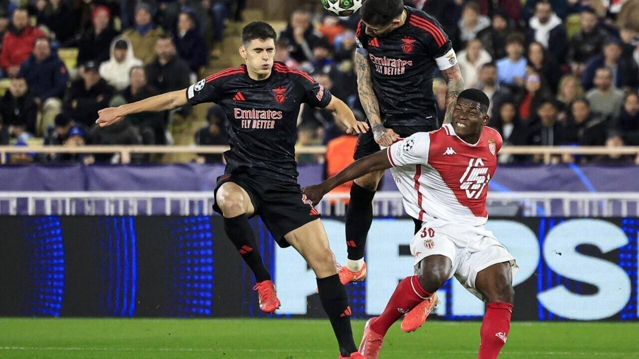 Le défenseur du Benfica Nicolas Otamendi fait une tête dans un duel face à Breel Embolo (Monaco) lors du match de Ligue des champions au stade Louis II à Monaco, mercredi 12 février 2025.