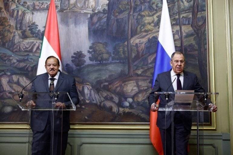 Sergueï Lavrov et Ali Youssef al-Sharif lors d'une conférence de presse à Moscou