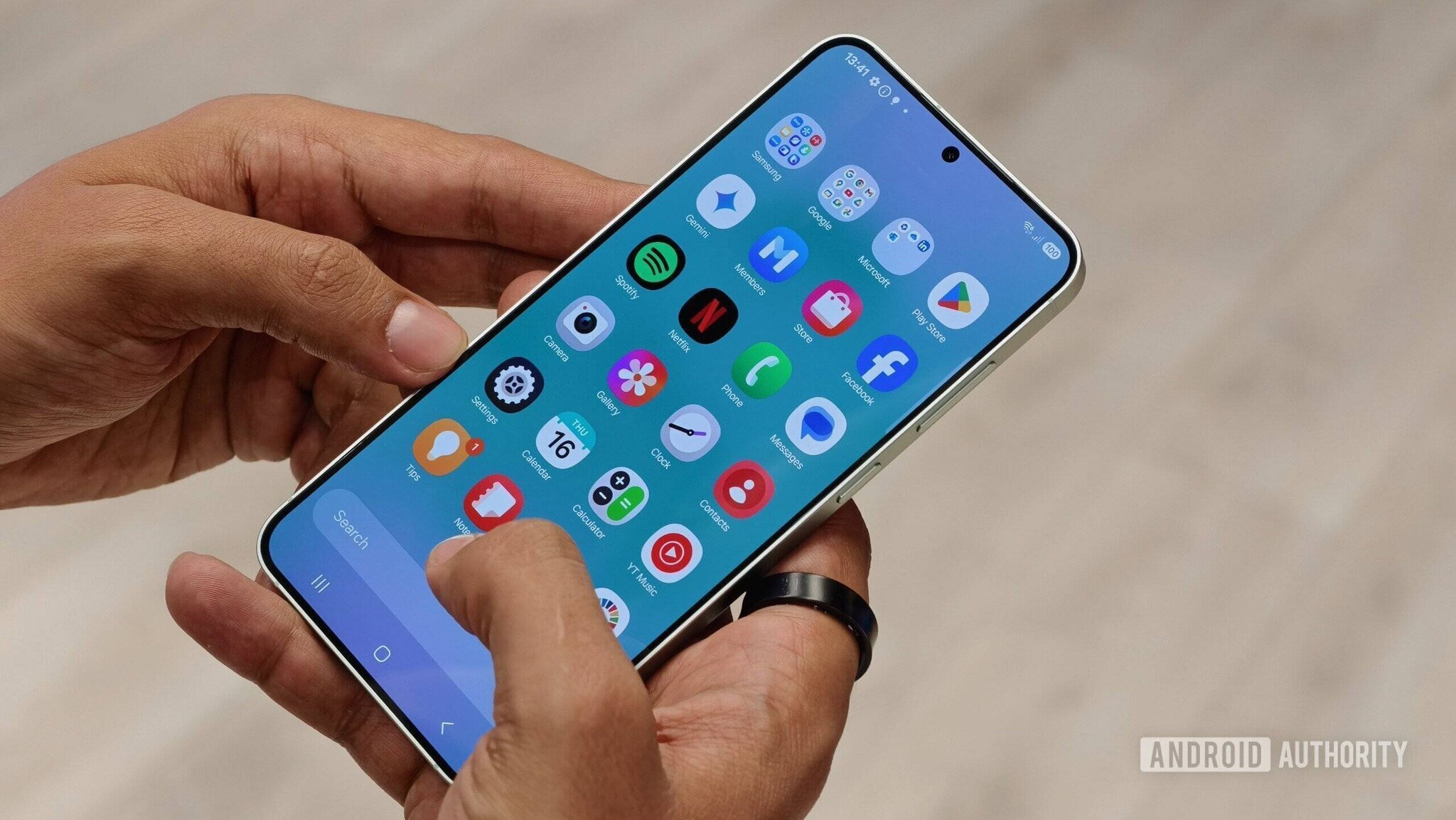 Samsung Galaxy S25 en main montrant l'écran d'accueil