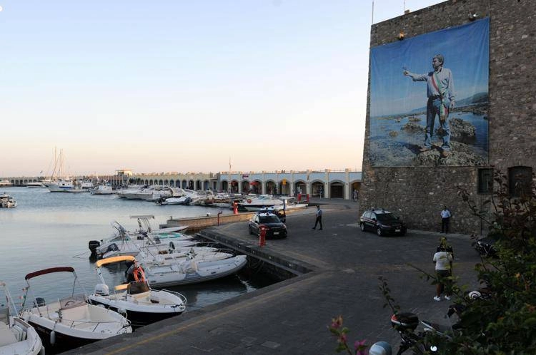 Le port de Pollica avec le murales dédié à Angelo Vassallo - Fotogramma