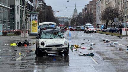 La voiture qui a foncé sur la foule à Munich, en Allemagne, le 13 février 2025. (BEHLUL CETINKAYA / ANADOLU / AFP)