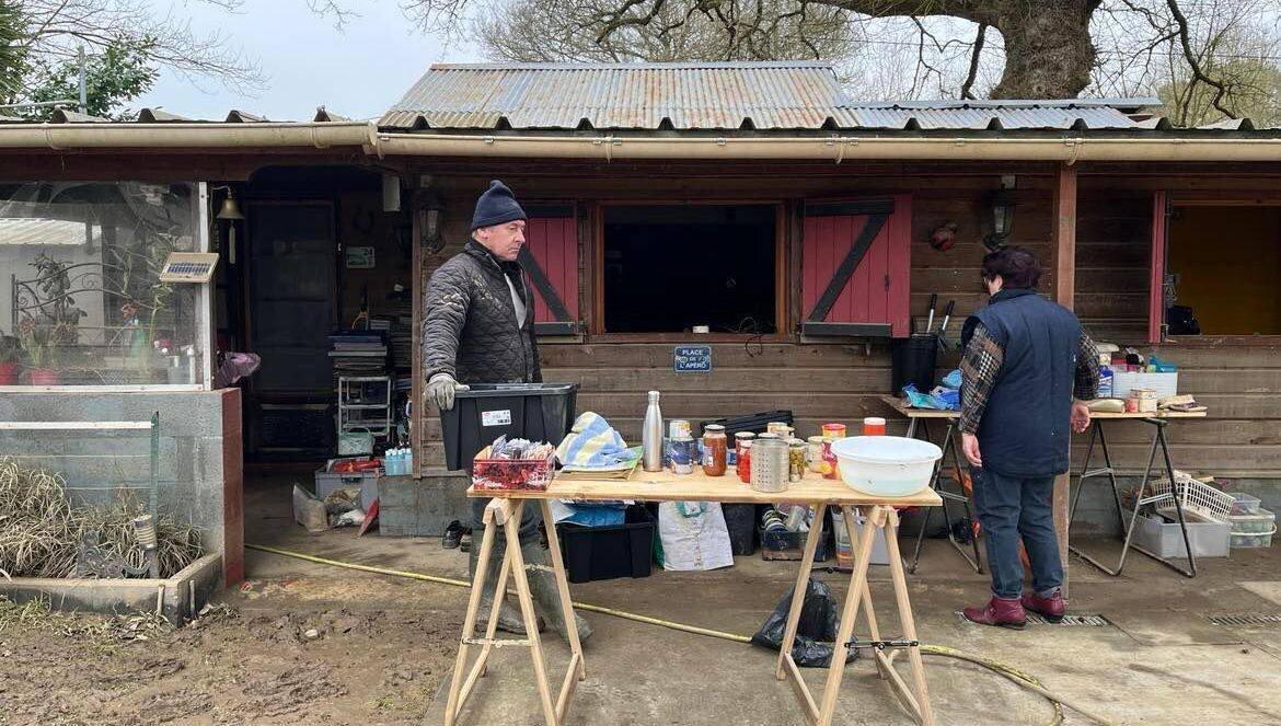 Jocelyne et Patrice continuent de vider leur maison à Guipry-Messac, ravagée par plus de 2m20 d'eau