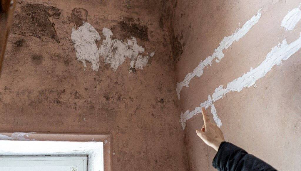 De nombreuses familles vivent dans des logements insalubres, malgré leur droit à être relogées.