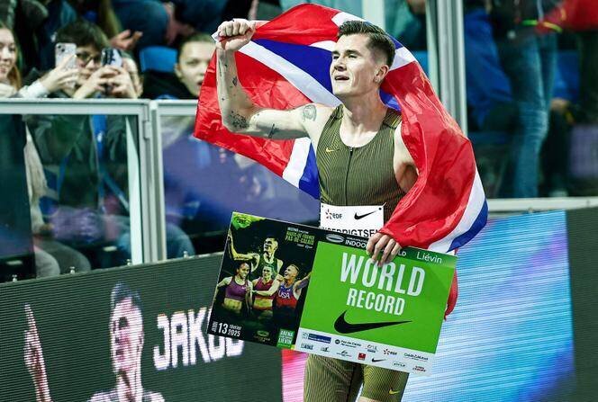 Jakob Ingebrigtsen effectue un tour d’honneur, jeudi 13 février lors du meeting en salle de Liévin.