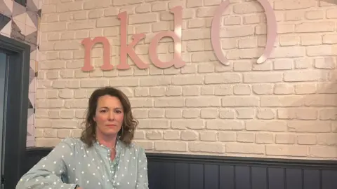 Rebecca Dowdeswell devant son salon nkd