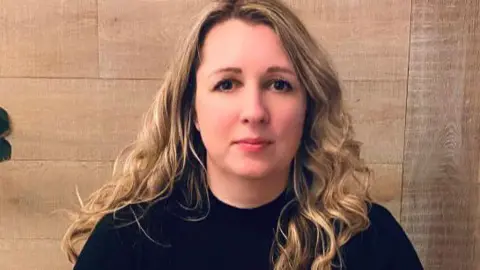 Melissa Penn, une jeune femme avec de longs cheveux blonds, regarde directement l'objectif.