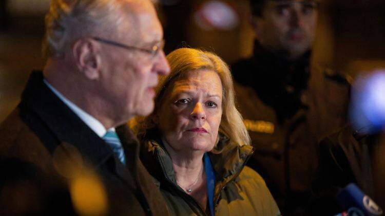 Faeser avec le ministre bavarois de l'Intérieur Herrmann sur le lieu de l'attentat à Munich.