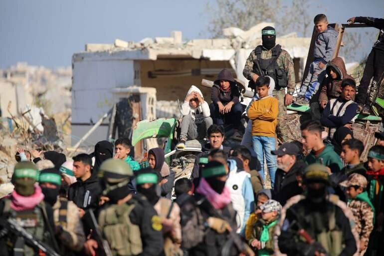 Foule à Khan Younis lors de la remise des otages