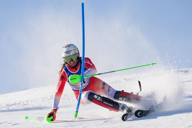 La Suissesse Camille Rast lors du slalom des championnats du monde de ski alpin à Saalbach (Autriche), le 15 février 2025.