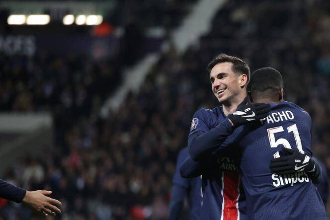 Le milieu de terrain espagnol du Paris Saint-Germain Fabian Ruiz célèbre le premier but de son équipe lors du match de Ligue 1 contre le Toulouse FC, au Stadium de Toulouse, le 15 février 2025.