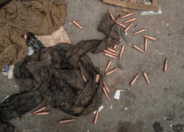 Des équipements de l’armée congolaise abandonnés dans une rue de Goma, dans l’est de la RDC, le 29 janvier 2025.