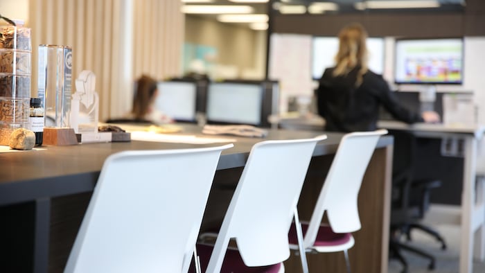 Des fonctionnaires dans un bureau.