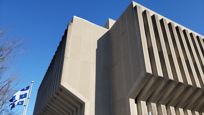 Le bâtiment abritant le Secrétariat du Conseil du trésor photographié en hiver.