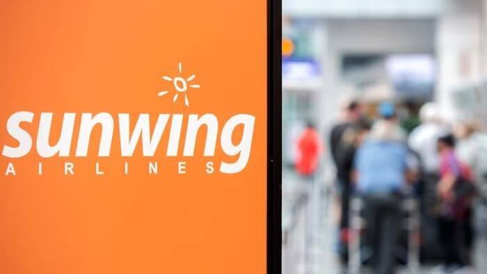 Le logo de Sunwing à l'aéroport de Montréal, le 20 avril 2022.