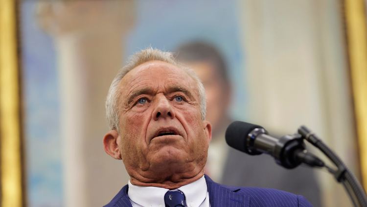 US-Gesundheitsminister Robert F. Kennedy setzt die Trumps Einspar-Pläne in die Tat um.