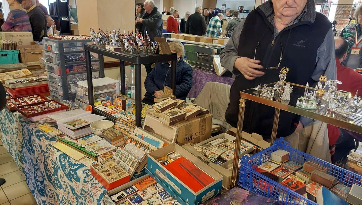 Sur son stand, Marcel expose une petite partie de ses collections. Il vient d'acheter un lot de 45 000 boîtes d'allumettes.