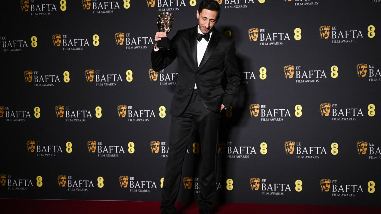 Adrien Brody, qui incarne un architecte survivant de la Shoah dans 'The Brutalist', sacré 'meilleur acteur' aux Bafta, dimanche 16 février 2025.