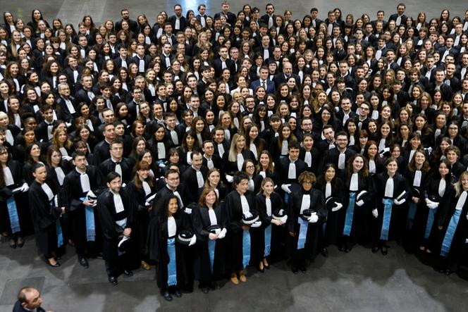 Emmanuel Macron et Eric Dupond-Moretti avec les élèves de l'Ecole nationale de la magistrature