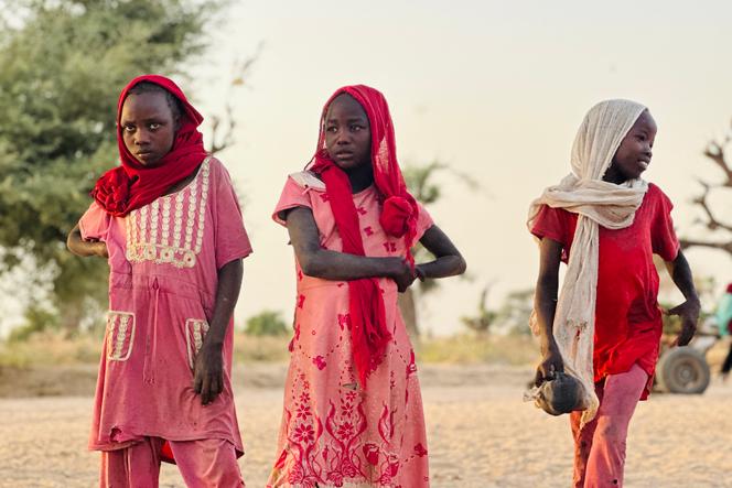 Des enfants soudanais ayant fui le camp de déplacés de Zamzam, pris d’assaut par les paramilitaires, se rassemblent près de la ville de Tawila, au Darfour, le 14 février 2025.