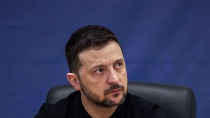 Le président ukrainien, Volodymyr Zelensky, le 13 février 2025, à Netichyn (Ukraine). (HANDOUT / UKRAINIAN PRESIDENTIAL PRESS SER / AFP)
