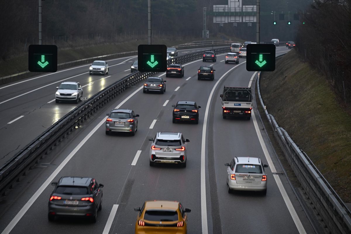 Circulation sur l'autoroute A1 en direction de Saint-Gall, utilisation des bandes d'arrêt d'urgence après la sortie Winterthur-Ohringen. Photo de Madeleine Schoder.