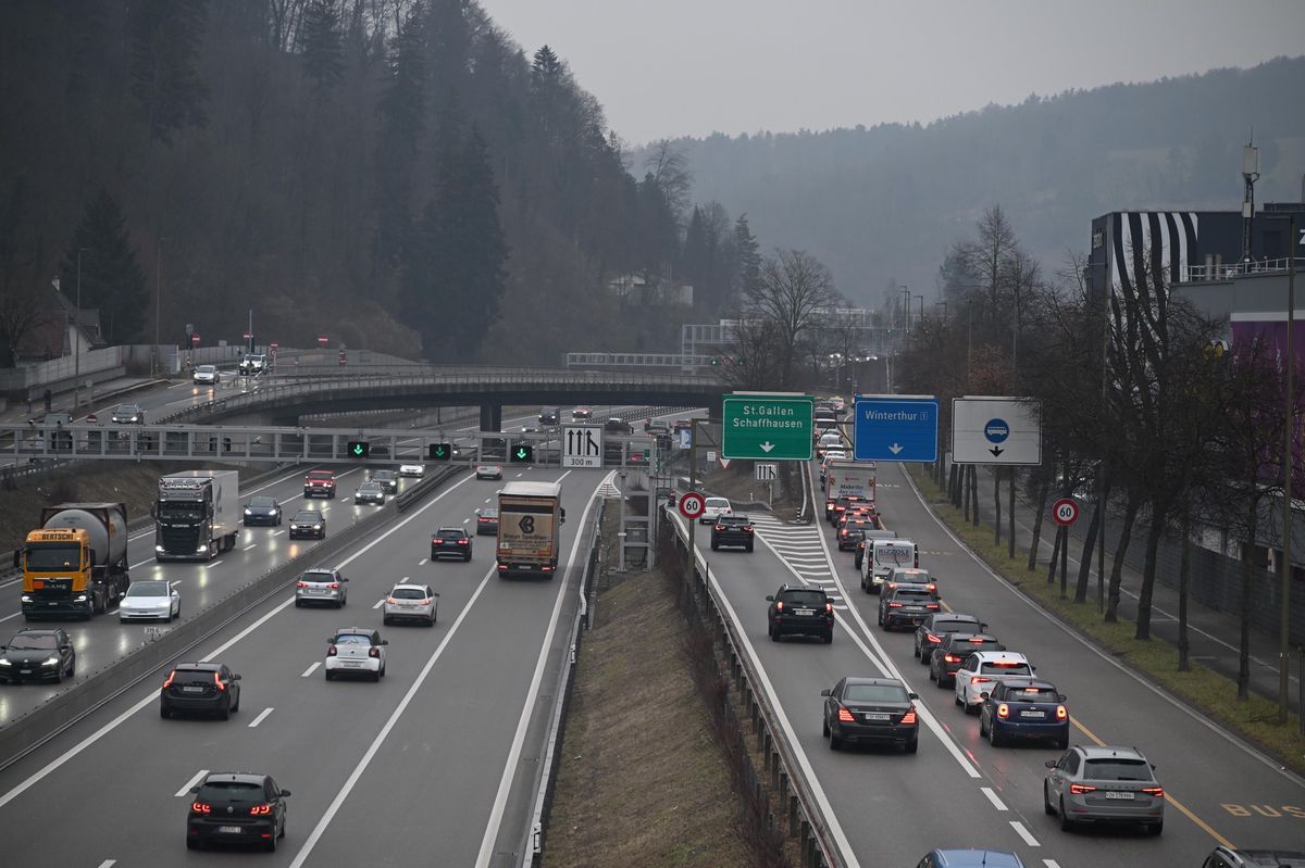 Circulation sur l'autoroute A1 près de Winterthur-Töss, utilisation des bandes d'arrêt d'urgence. Photo de Madeleine Schoder.