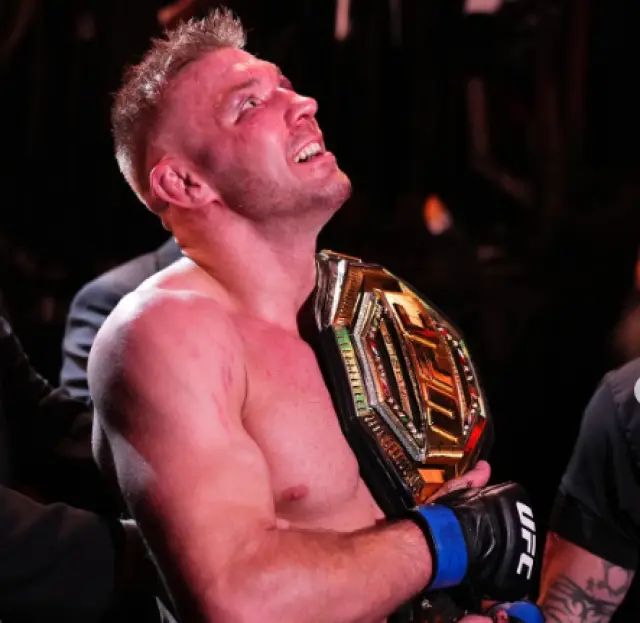 Dricus Du Plessis avec le ceinture