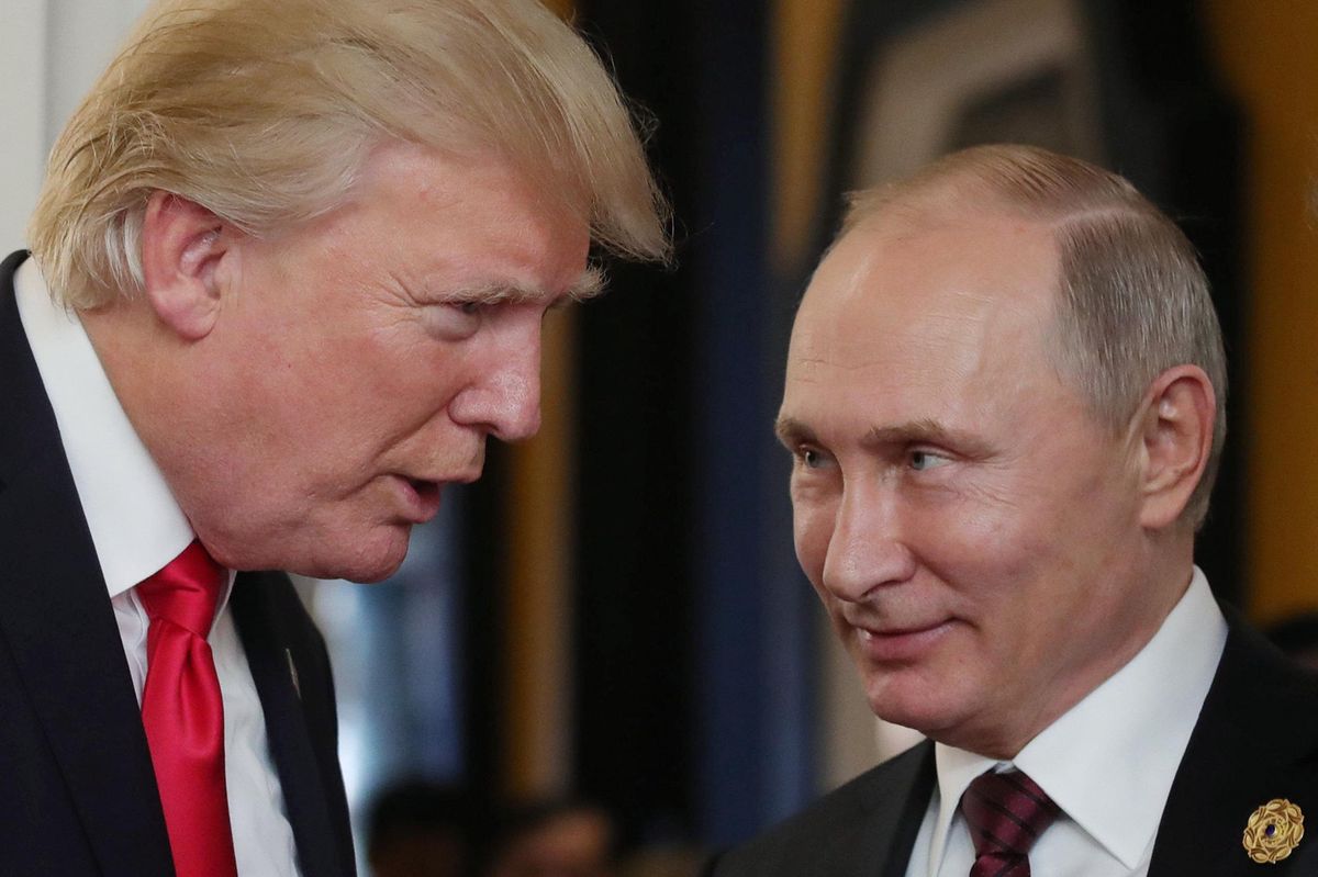 Donald Trump et Vladimir Poutine lors du sommet APEC à Danang, 11 novembre 2017