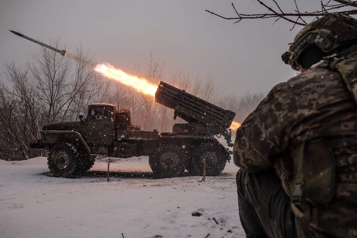 Soldats ukrainiens en action pendant l'invasion russe en Ukraine.