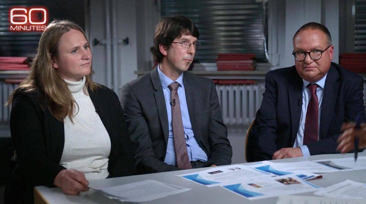 Trois personnes en réunion discutant de la liberté d'expression