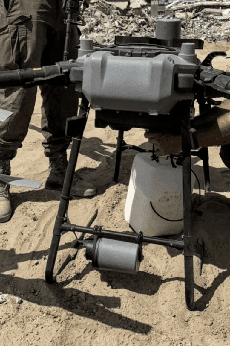 Drone DJI Agras préparé pour l'attaque