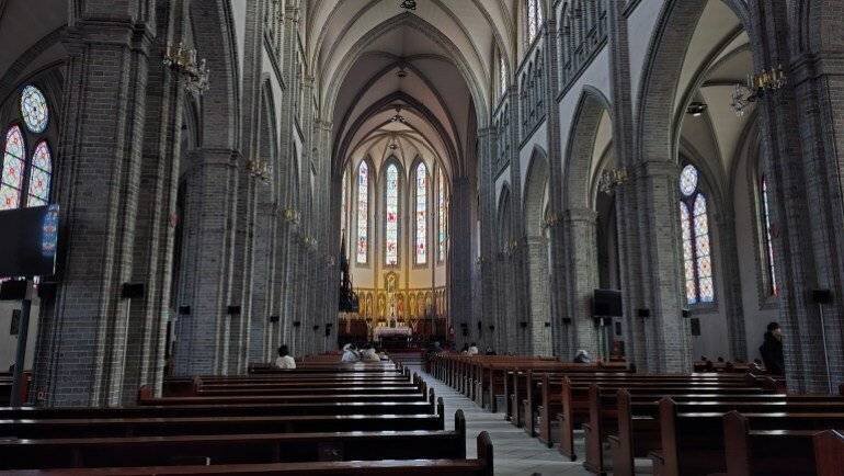 كاتدرائية ميونغ دونغ من الداخل- سول