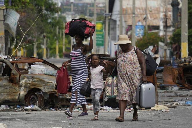 Des résidents évacuent le quartier Delmas 22 pour échapper à la violence des gangs, à Port-au-Prince, en Haïti, le 2 mai 2024.