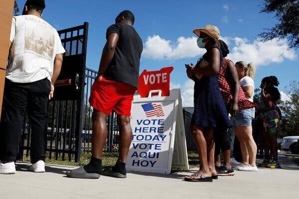 Électeurs faisant la queue pour voter à East Tampa, Floride.