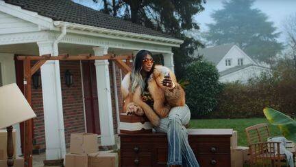 Aya Nakamura dans le clip de son nouveau single 'Chimiyé', sorti le 20 février 2025. (AYA NAKAMURA / YOUTUBE)