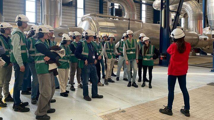 De futurs ingénieurs à la centrale du Bugey (Ain), lors d'une visite organisée par EDF dans le cadre de la semaine des métiers du nucléaire, le 20 février 2025. (LAURIANE DELANOE / FRANCEINFO / RADIO FRANCE)