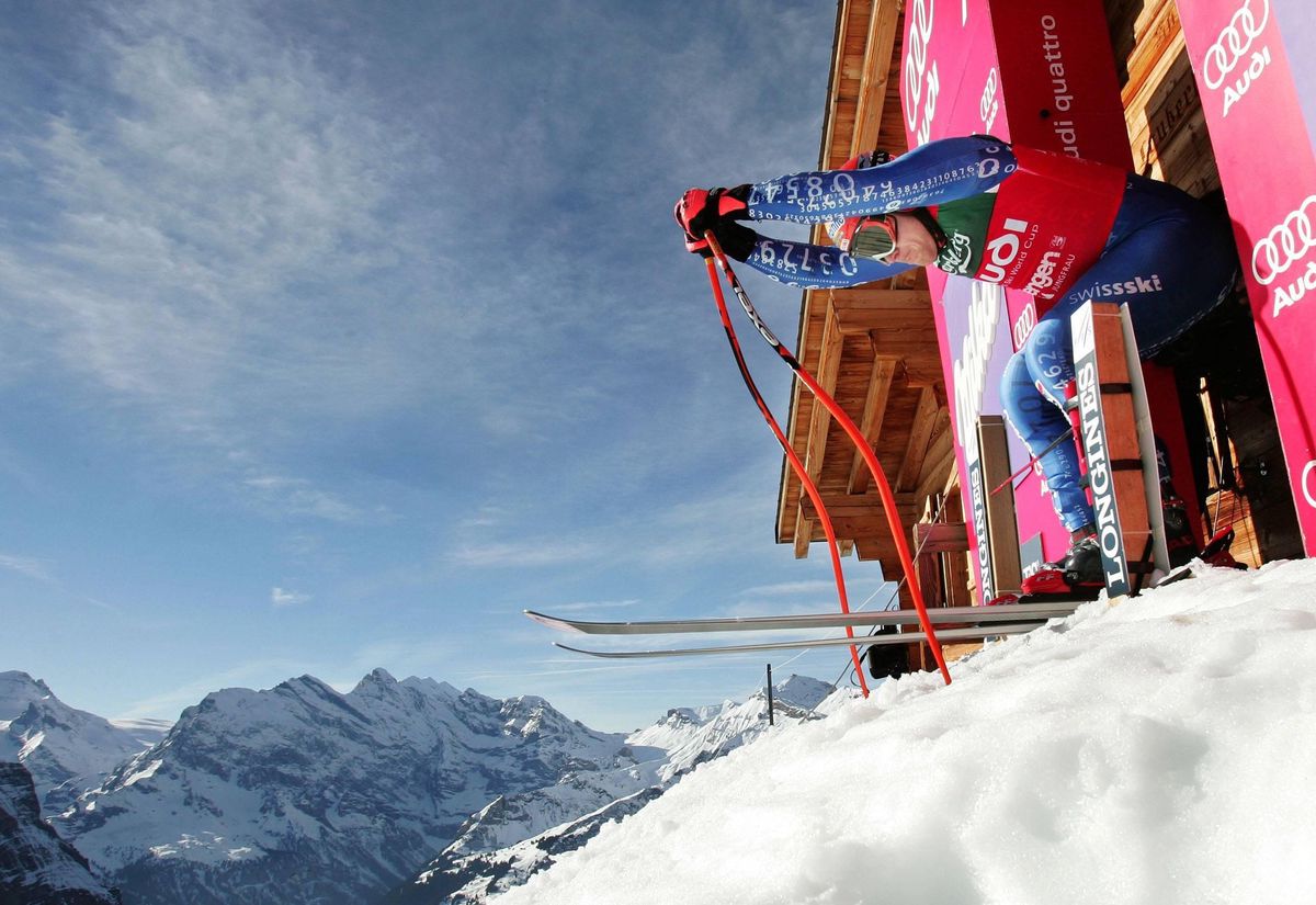 Didier Cuche de la Suisse lors d'un entraînement de descente au Lauberhorn avec les Alpes en arrière-plan.