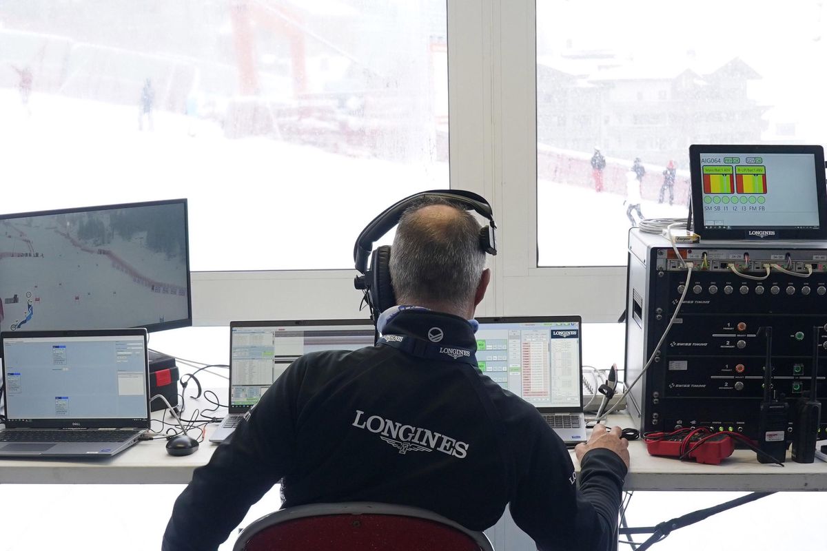 Un technicien avec le logo Longines surveille les temps de course lors de l'Audi FIS Alpine Ski Weltcup à Val d’Isère, 2024.