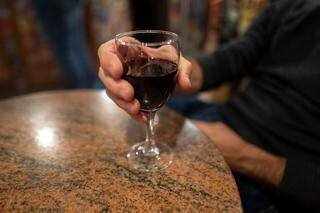 Dans un bar à Paris, le 30 septembre 2022.