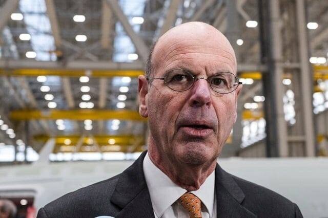 Éric Lombard juge « assez illogique » que le niveau de vie des retraités soit, « en moyenne, supérieur au niveau de vie des salariés ».