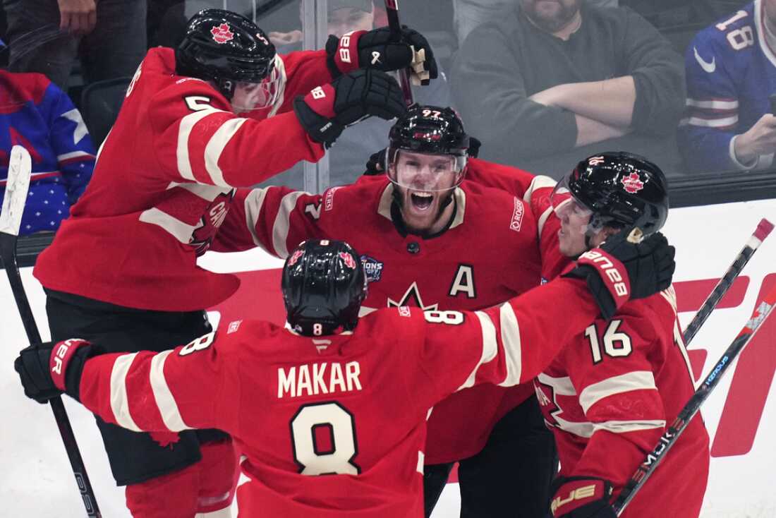 Connor McDavid célèbre son but gagnant contre les États-Unis.