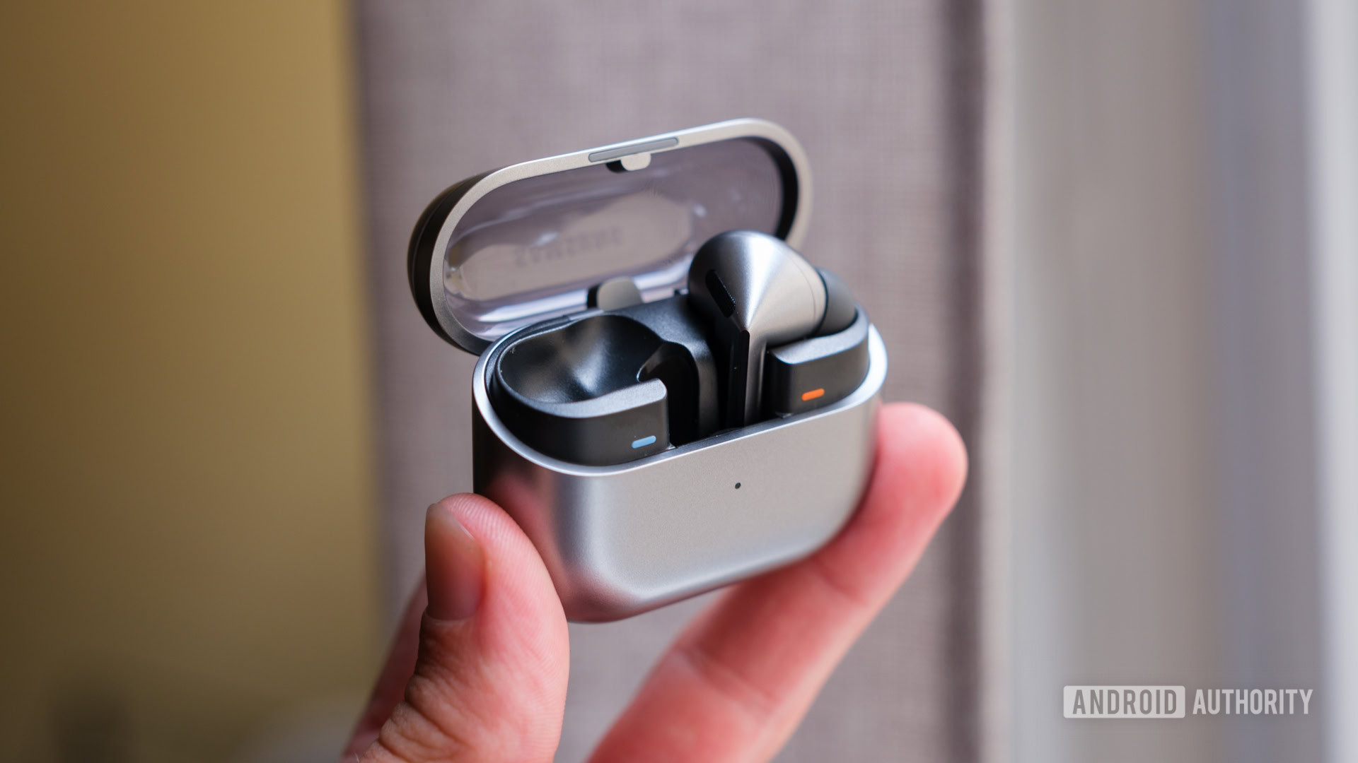 Samsung Galaxy Buds 3 Pro un écouteur dans le boîtier