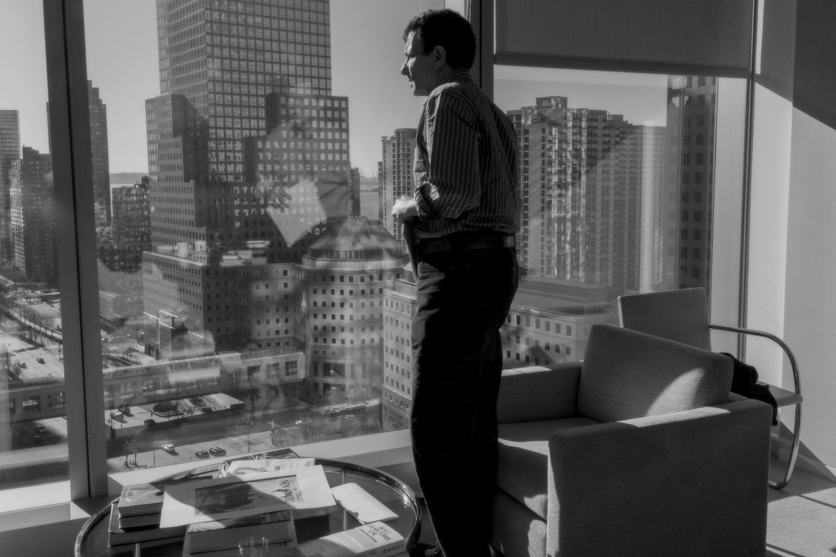David Remnick regardant la skyline de New York