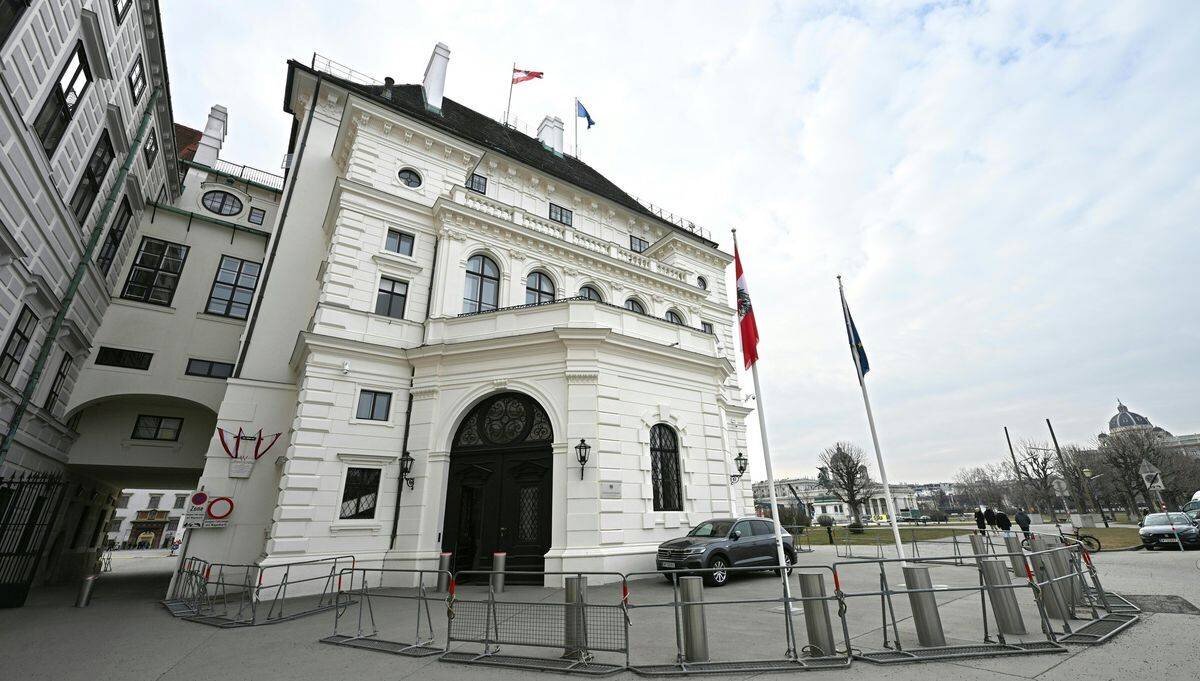 Präsidentschaftskanzlei in Wien mit österreichischer und EU-Flagge, 21. Februar 2025.