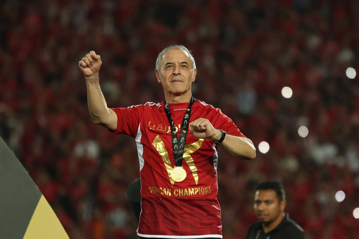 Marcel Koller célébrant avec une médaille d'or après la victoire en CAF Champions League à Kairo sur la scène.