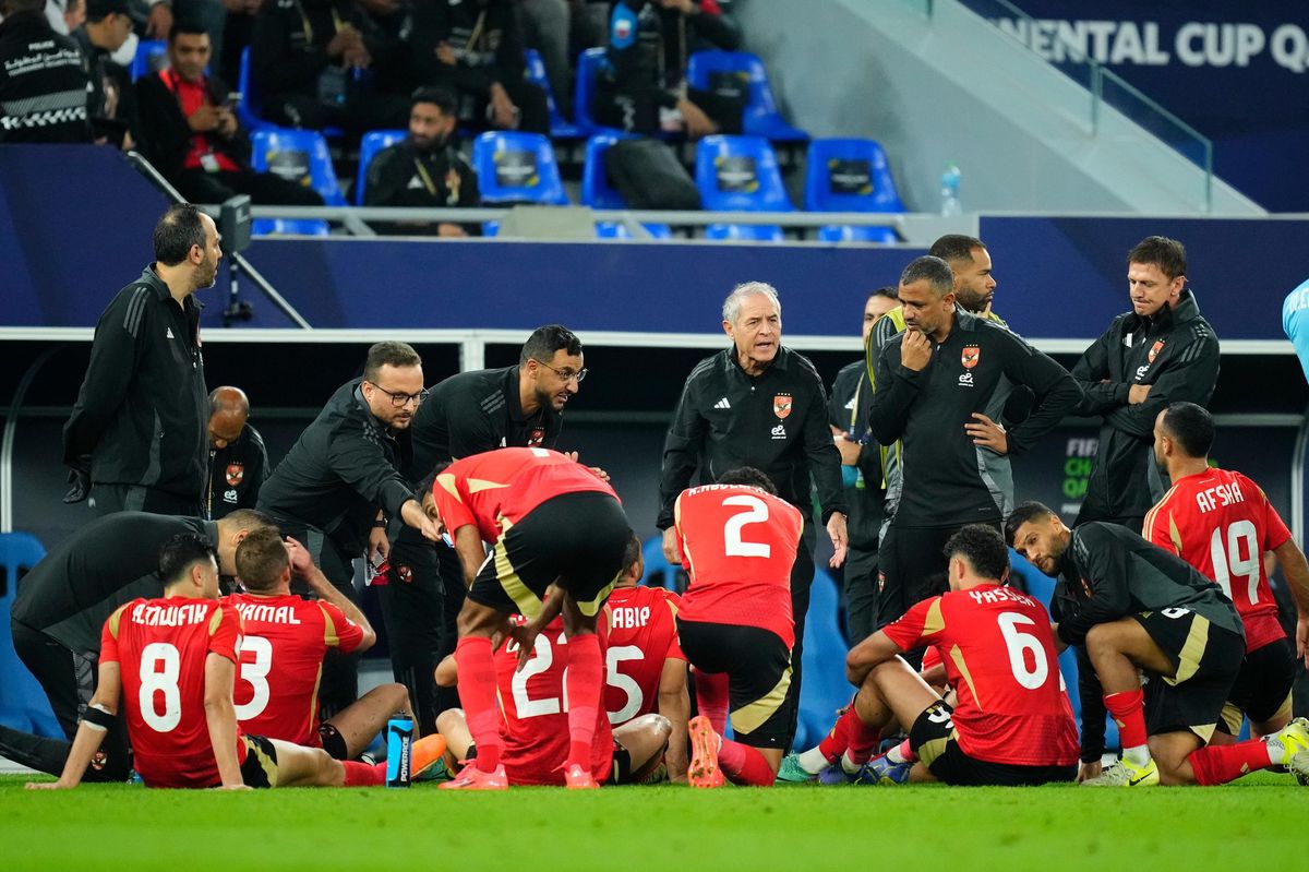 Marcel Koller donnant des instructions à ses joueurs lors d'un match à Doha, Qatar.