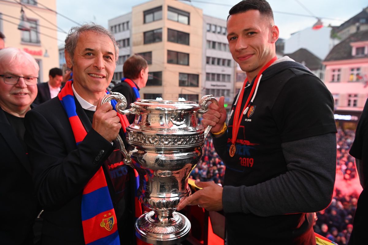 Marcel Koller et Marek Suchy célébrant avec le trophée de la Coupe de Suisse à Bâle en 2019.