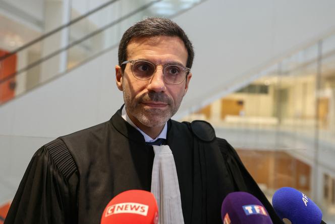Mᵉ Laurent Hazan, avocat de l’institutrice condamnée à une amende par le tribunal correctionnel de Paris pour avoir violenté une enfant de 3 ans en classe, s’adresse à la presse à son arrivée au tribunal, à Paris, le 21 février 2025.