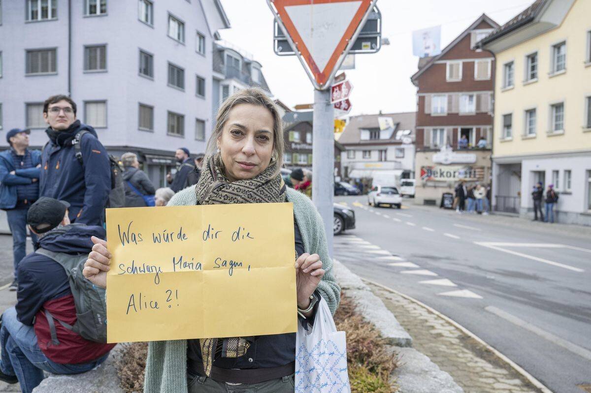 Participant de la 'Demo contre la droite' à Einsiedeln, Suisse, tenant une pancarte